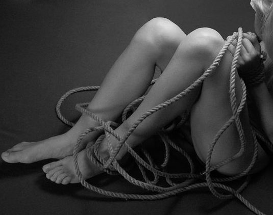 ロープと女性